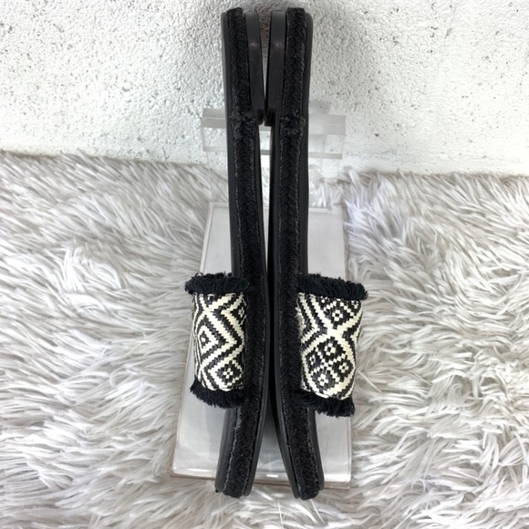 🛑SOLD🛑 Torrid Black & White Slides - Picture 3 of 6